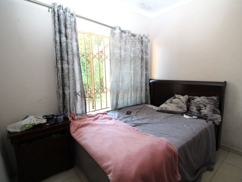 Spacious 3 Bedroom Home with 3 Bedroom Flatlet for Sale in The Reeds - Photo 10