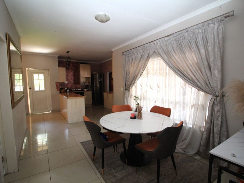 Spacious 3 Bedroom Home with 3 Bedroom Flatlet for Sale in The Reeds - Photo 9