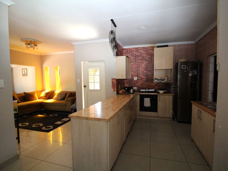 Spacious 3 Bedroom Home with 3 Bedroom Flatlet for Sale in The Reeds - Photo 8