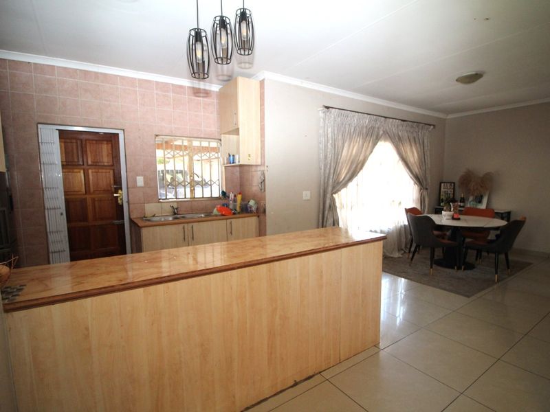 Spacious 3 Bedroom Home with 3 Bedroom Flatlet for Sale in The Reeds - Photo 7