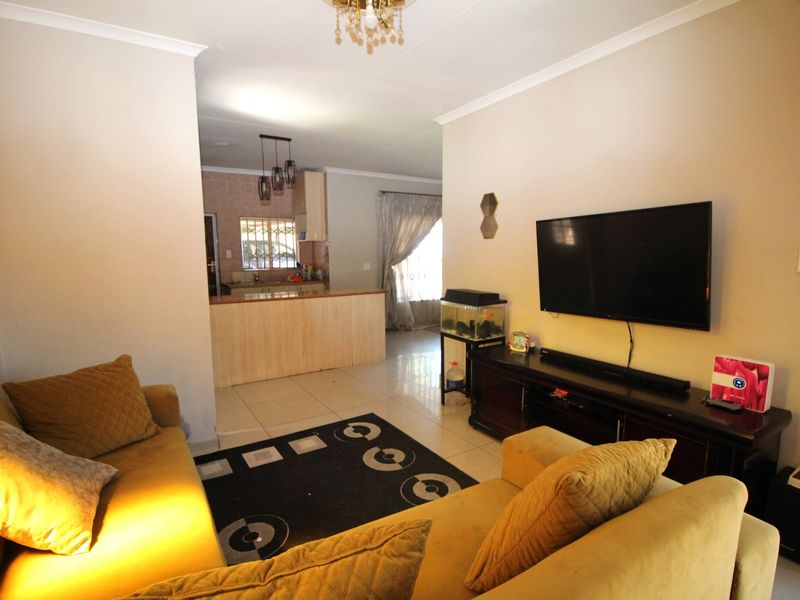 Spacious 3 Bedroom Home with 3 Bedroom Flatlet for Sale in The Reeds - Photo 6