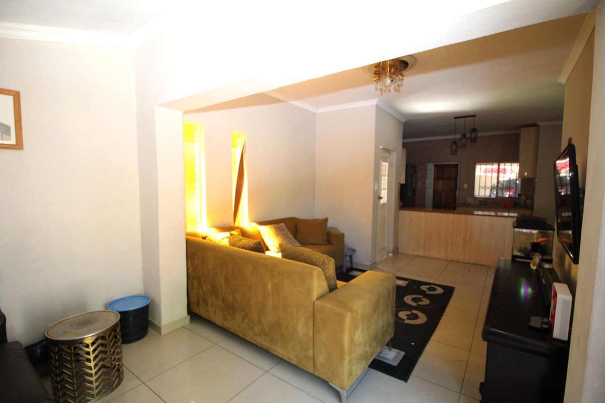 Spacious 3 Bedroom Home with 3 Bedroom Flatlet for Sale in The Reeds - Photo 5