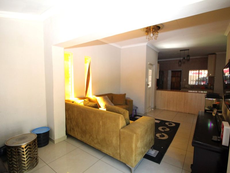 Spacious 3 Bedroom Home with 3 Bedroom Flatlet for Sale in The Reeds - Photo 5