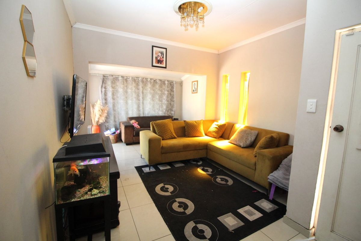 Spacious 3 Bedroom Home with 3 Bedroom Flatlet for Sale in The Reeds - Photo 3