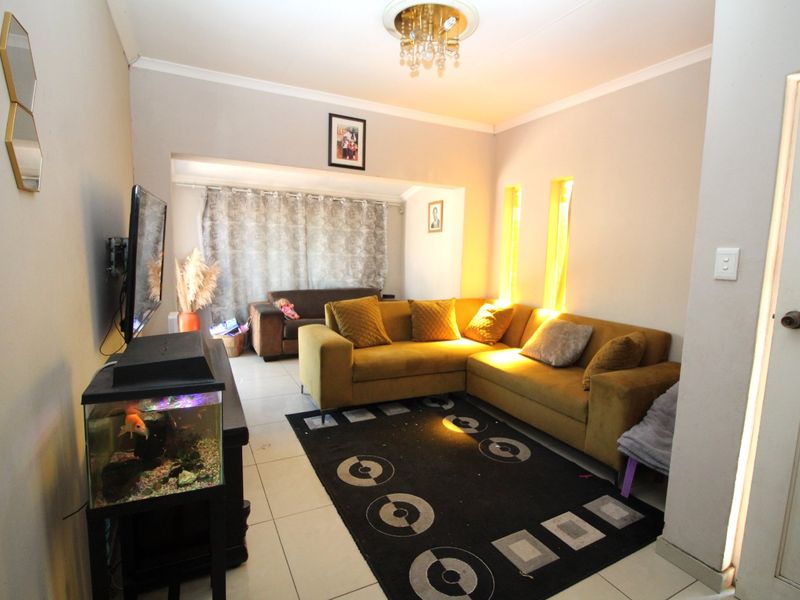 Spacious 3 Bedroom Home with 3 Bedroom Flatlet for Sale in The Reeds - Photo 3