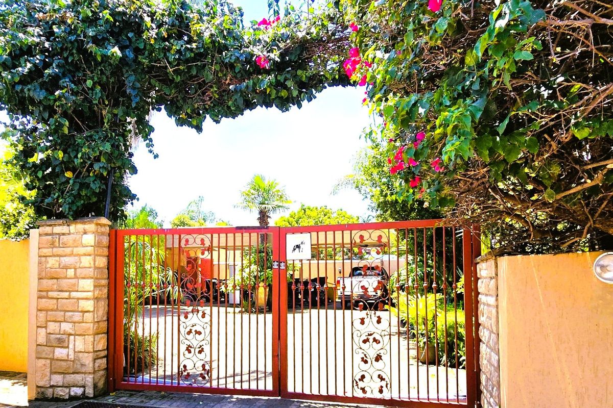 Spacious and Stylish 3-Bedroom Double Storey House with stunning garden and sparkling swimming pool For Sale in Brummeria, Pretoria East, Gauteng - Photo 4