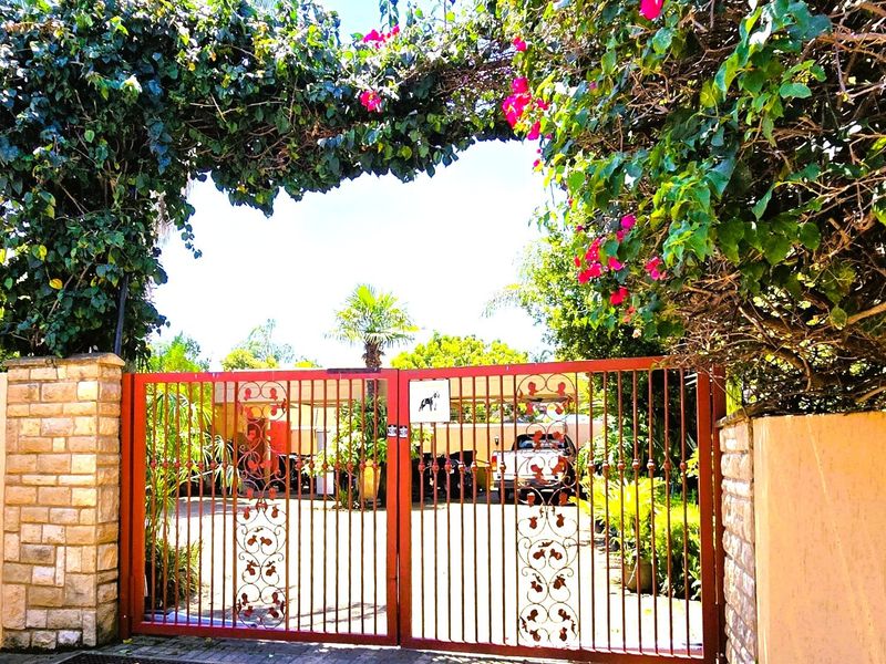 Spacious and Stylish 3-Bedroom Double Storey House with stunning garden and sparkling swimming pool For Sale in Brummeria, Pretoria East, Gauteng - Photo 4