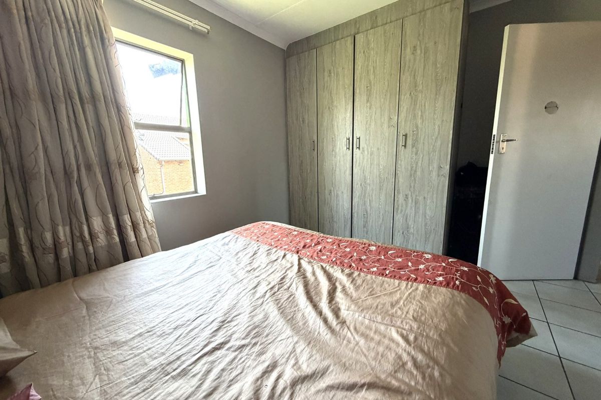 2 Bedroom Flatlet for Sale in Heuweloord - Photo 5
