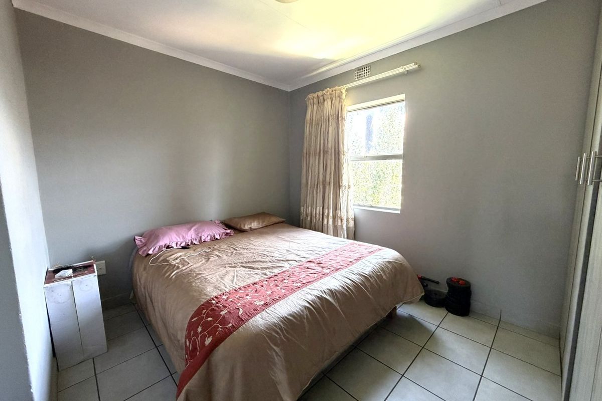 2 Bedroom Flatlet for Sale in Heuweloord - Photo 3