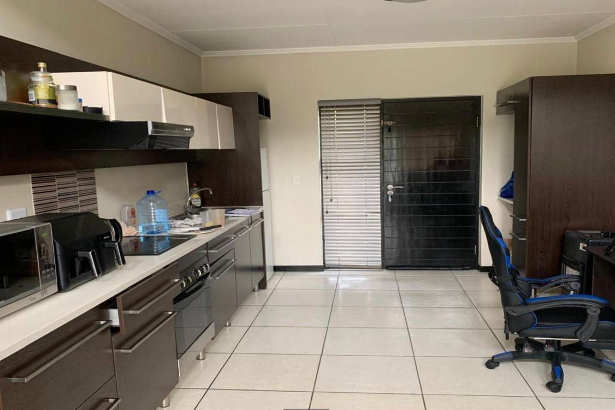 2 Bedroom Apartment For Sale in Douglasdale - Photo 5