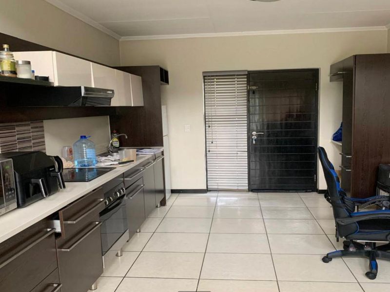 2 Bedroom Apartment For Sale in Douglasdale - Photo 5