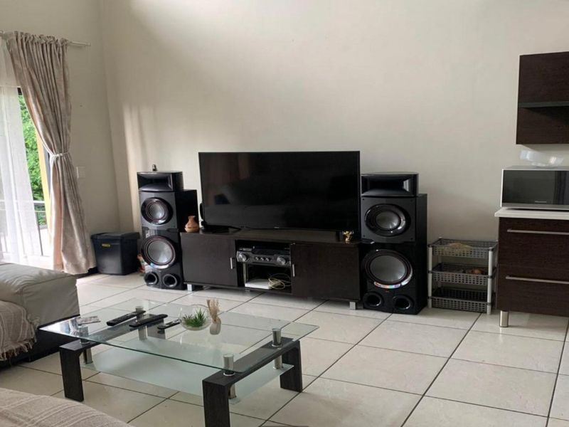 2 Bedroom Apartment For Sale in Douglasdale - Photo 7