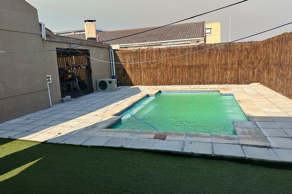 Spacious and Gracious family home with heated pool. - Photo 3