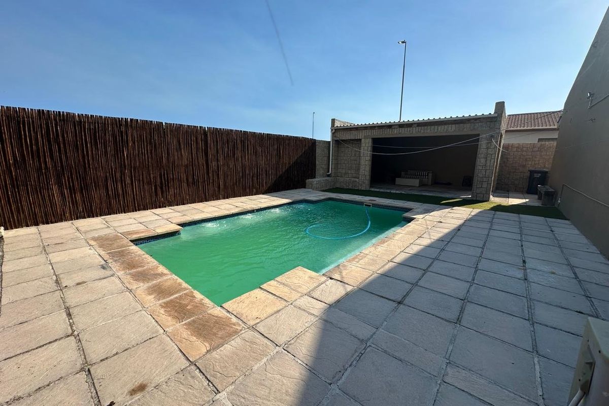 Spacious and Gracious family home with heated pool. - Photo 4