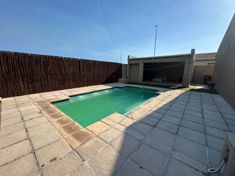 Spacious and Gracious family home with heated pool. - Photo 4