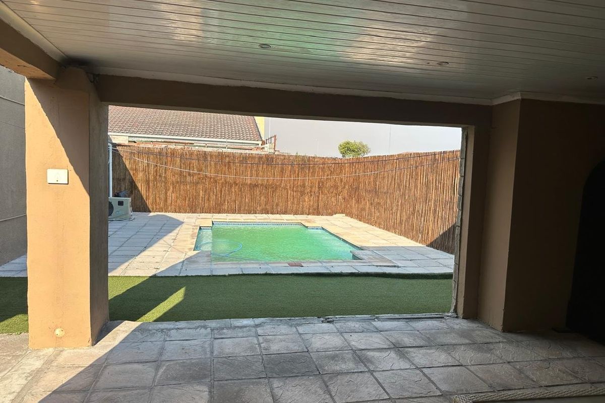 Spacious and Gracious family home with heated pool. - Photo 2