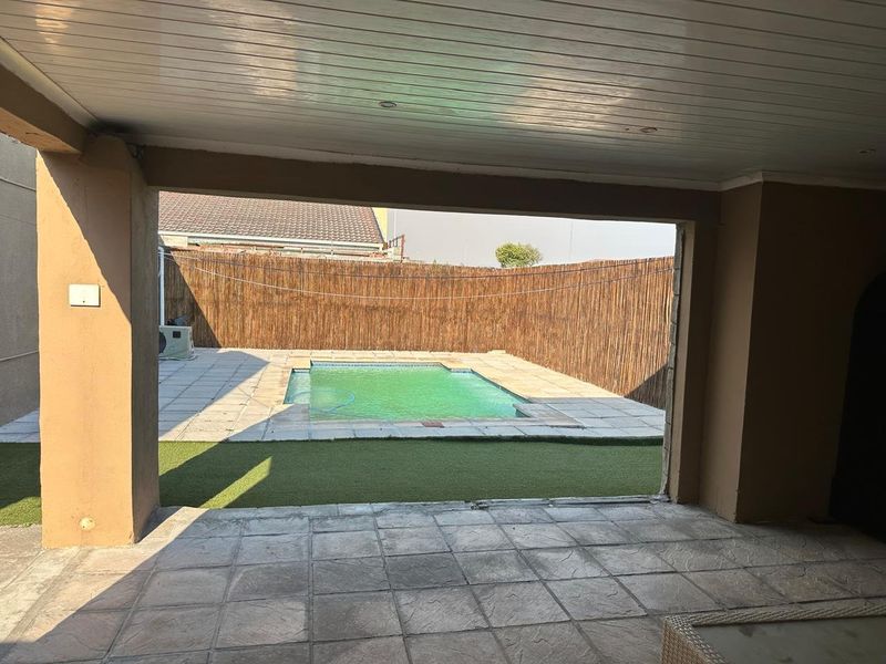 Spacious and Gracious family home with heated pool. - Photo 2