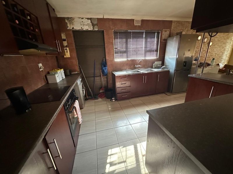 Spacious and Gracious family home with heated pool. - Photo 10