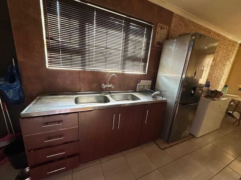 Spacious and Gracious family home with heated pool. - Photo 9