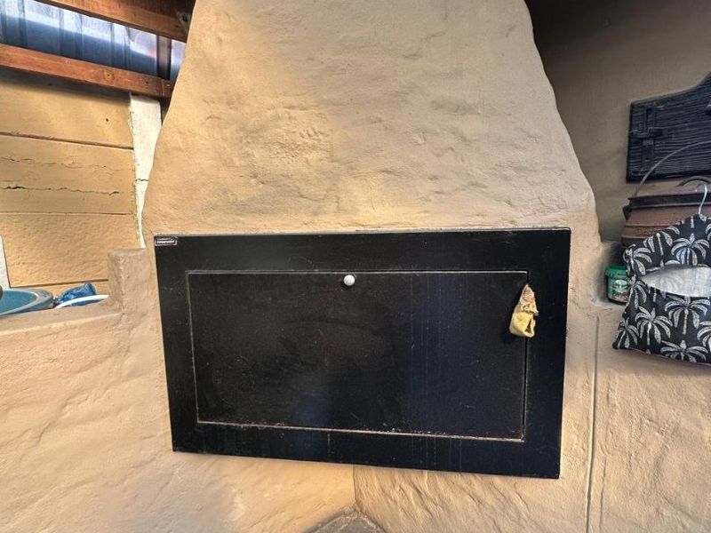 Spacious and Gracious family home with heated pool. - Photo 8