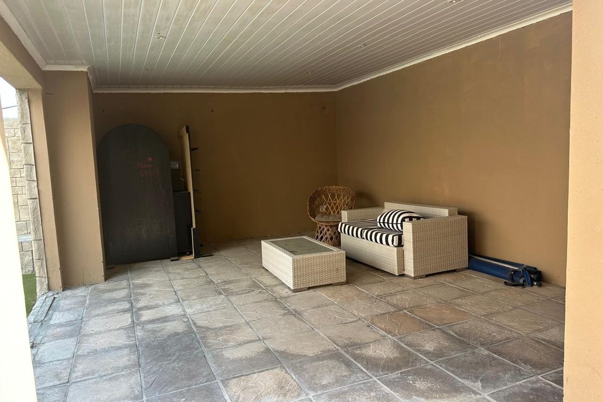 Spacious and Gracious family home with heated pool. - Photo 5