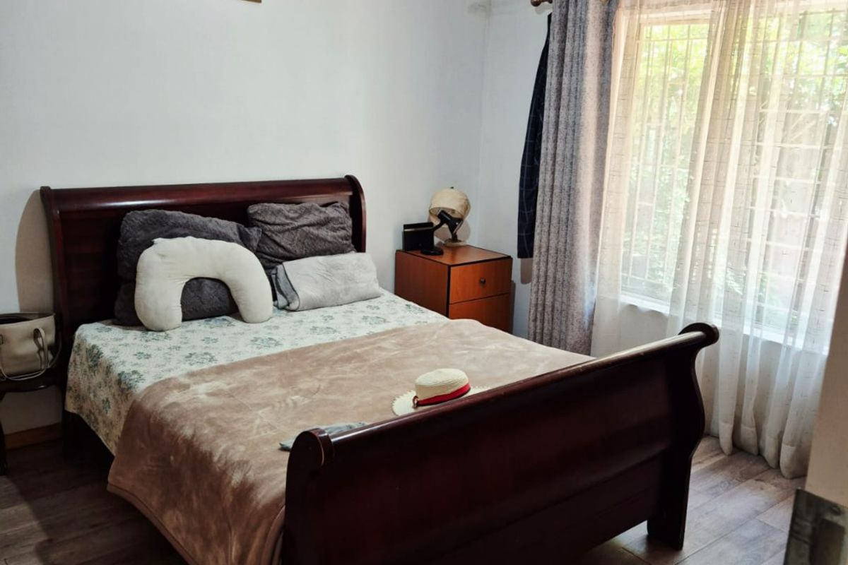 Spacious 3-Bedroom Townhouse with Private Garden & Double Garage - Photo 4