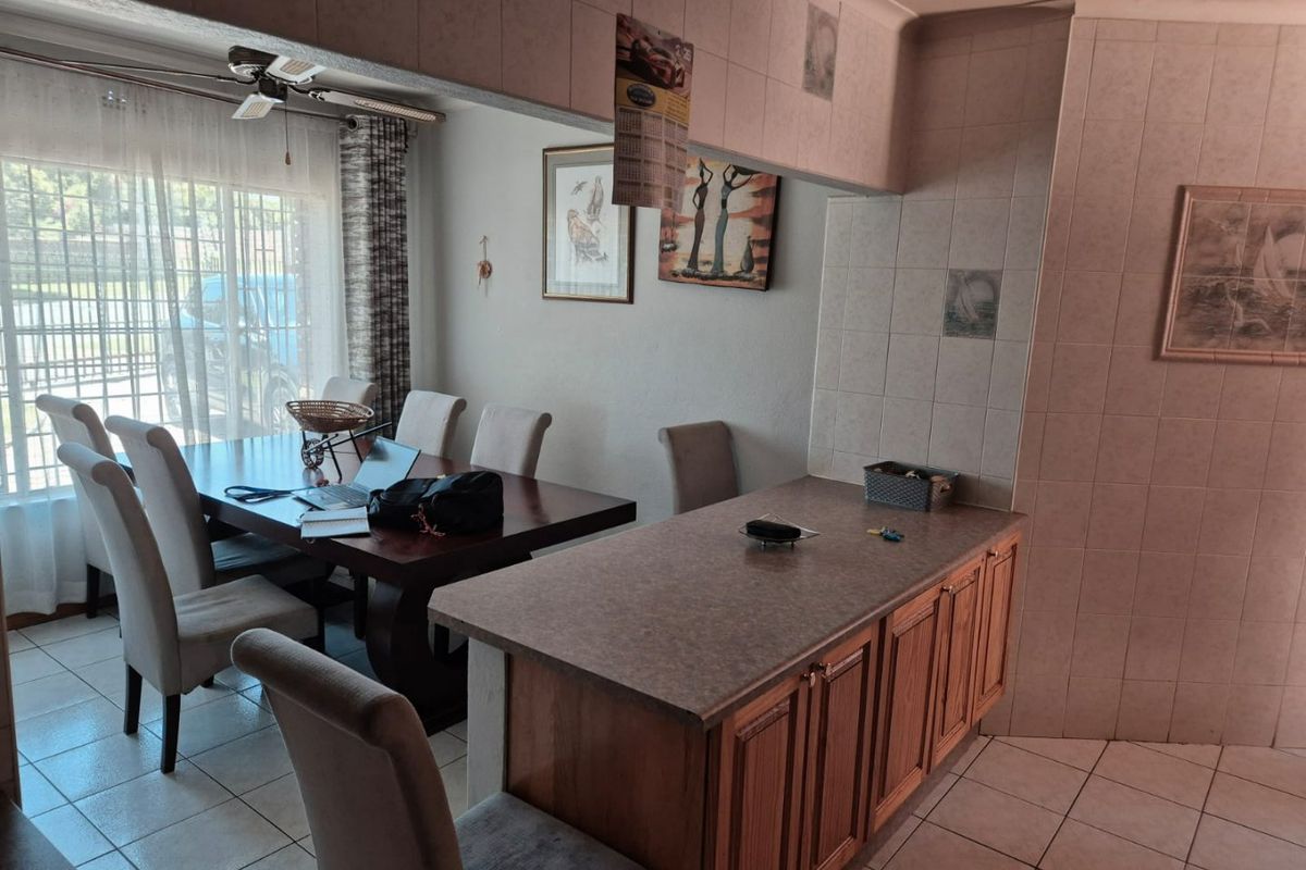 Spacious 3-Bedroom Townhouse with Private Garden & Double Garage - Photo 2