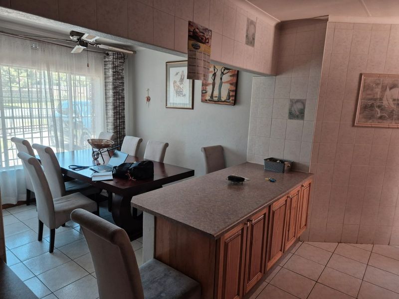 Spacious 3-Bedroom Townhouse with Private Garden & Double Garage - Photo 2