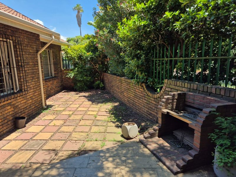 Spacious 3-Bedroom Townhouse with Private Garden & Double Garage - Photo 7