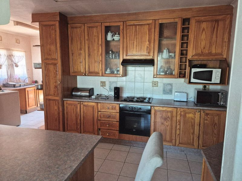 Spacious 3-Bedroom Townhouse with Private Garden & Double Garage - Photo 6