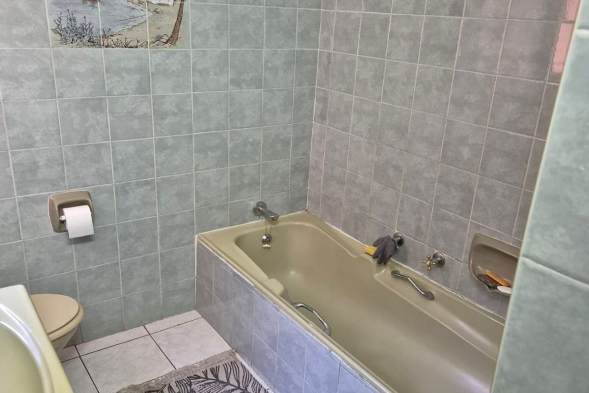 Spacious 3-Bedroom Townhouse with Private Garden & Double Garage - Photo 3