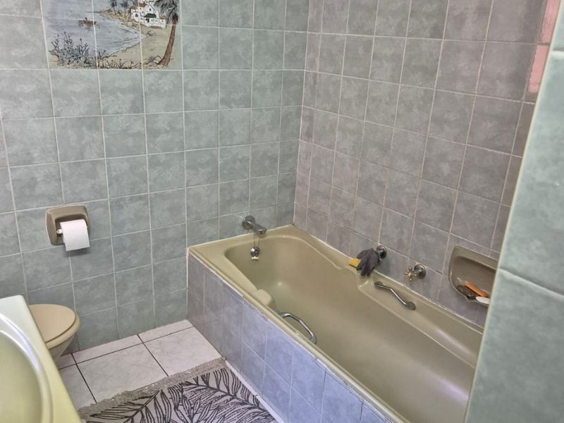 Spacious 3-Bedroom Townhouse with Private Garden & Double Garage - Photo 3