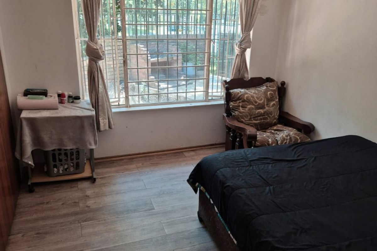 Spacious 3-Bedroom Townhouse with Private Garden & Double Garage - Photo 5