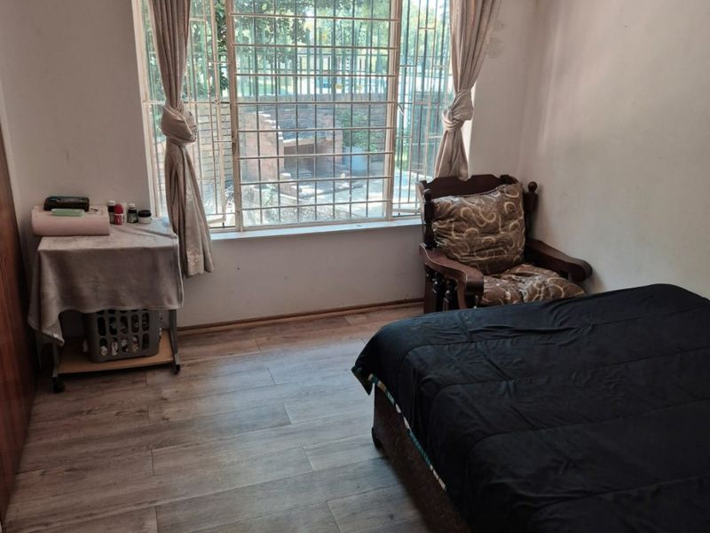 Spacious 3-Bedroom Townhouse with Private Garden & Double Garage - Photo 5