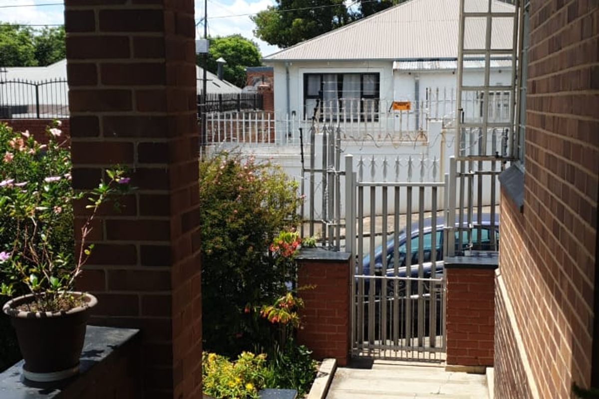 Charming Face-Brick Home with Income Potential – Kensington - Photo 3