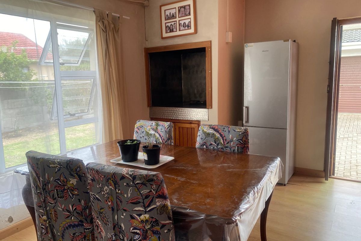 PPRA Registered : Gonubie’s Best Bargain!!! Incredible Value + Double Garage & Double Carport – Act Fast - Photo 4