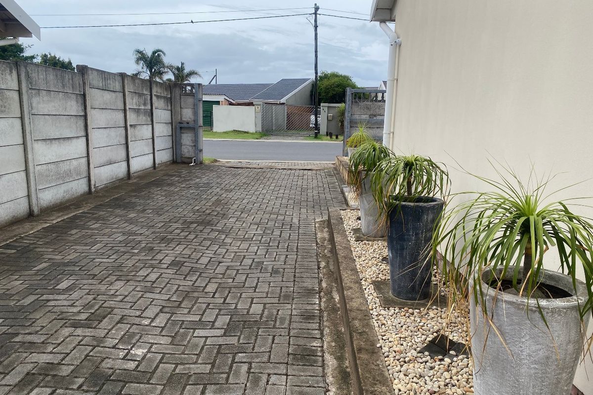 PPRA Registered : Gonubie’s Best Bargain!!! Incredible Value + Double Garage & Double Carport – Act Fast - Photo 3