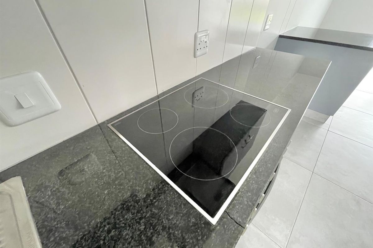 Ground Floor Apartment... Popular Complex... Close to the Beach !!! - Photo 5