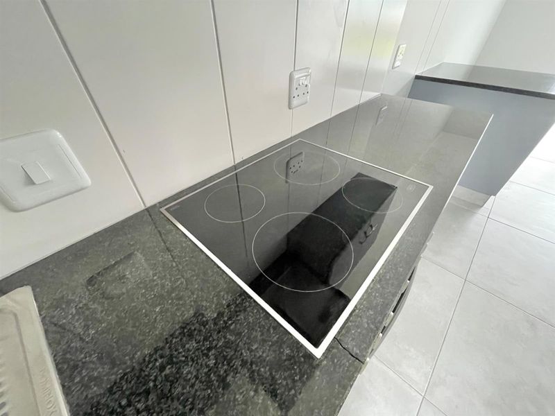 Ground Floor Apartment... Popular Complex... Close to the Beach !!! - Photo 5