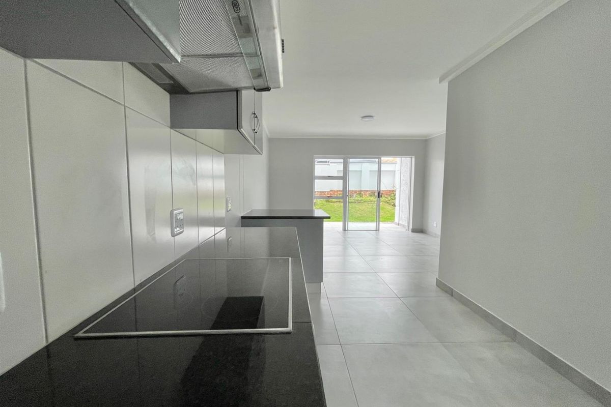 Ground Floor Apartment... Popular Complex... Close to the Beach !!! - Photo 4