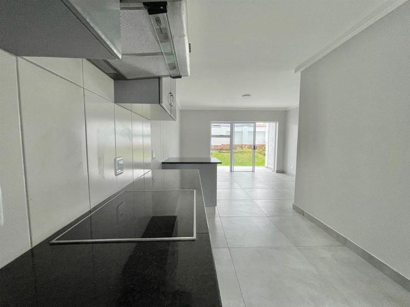 Ground Floor Apartment... Popular Complex... Close to the Beach !!! - Photo 4