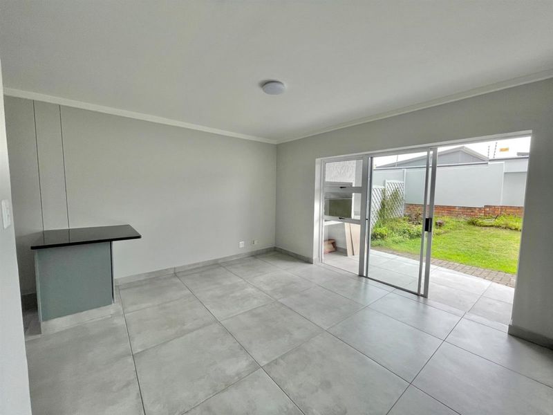 Ground Floor Apartment... Popular Complex... Close to the Beach !!! - Photo 10