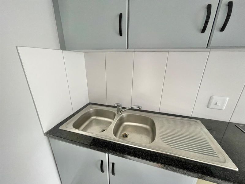 Ground Floor Apartment... Popular Complex... Close to the Beach !!! - Photo 6