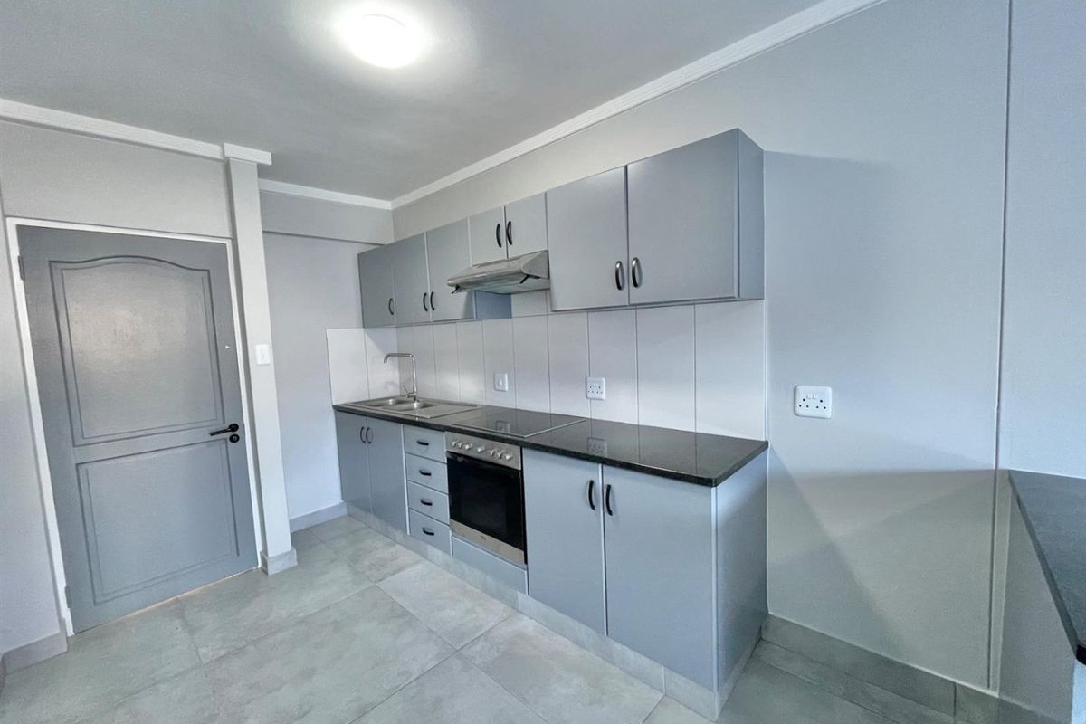 Ground Floor Apartment... Popular Complex... Close to the Beach !!! - Photo 3