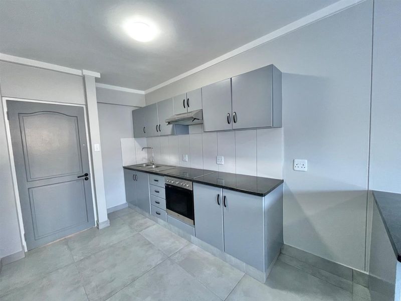 Ground Floor Apartment... Popular Complex... Close to the Beach !!! - Photo 3