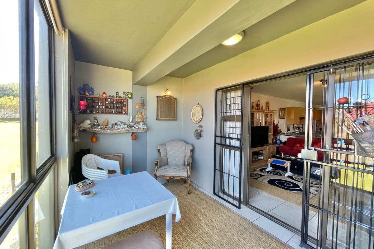 Two Bedroom Apartment... Popular Complex... Swimming Pool !!! - Photo 3