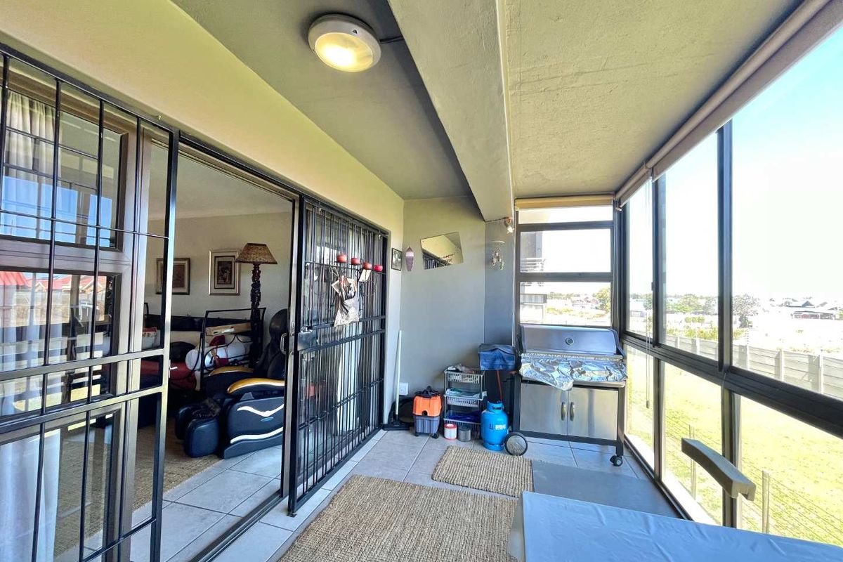 Two Bedroom Apartment... Popular Complex... Swimming Pool !!! - Photo 2