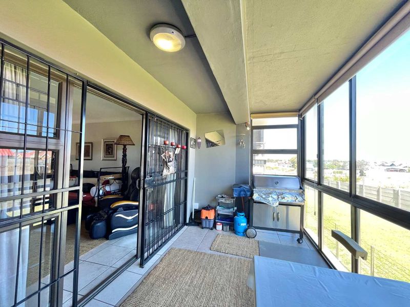 Two Bedroom Apartment... Popular Complex... Swimming Pool !!! - Photo 2