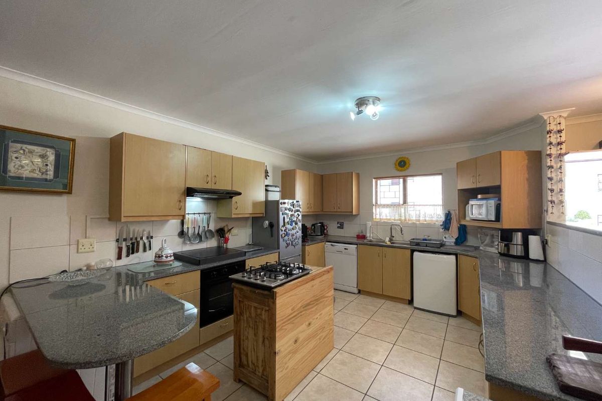 Two Bedroom Apartment... Popular Complex... Swimming Pool !!! - Photo 4