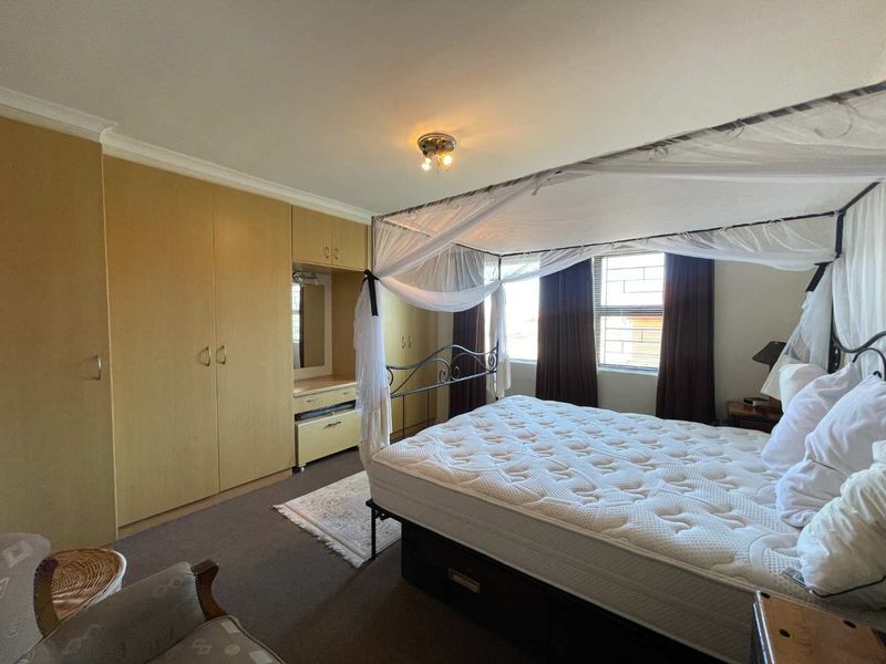 Two Bedroom Apartment... Popular Complex... Swimming Pool !!! - Photo 10